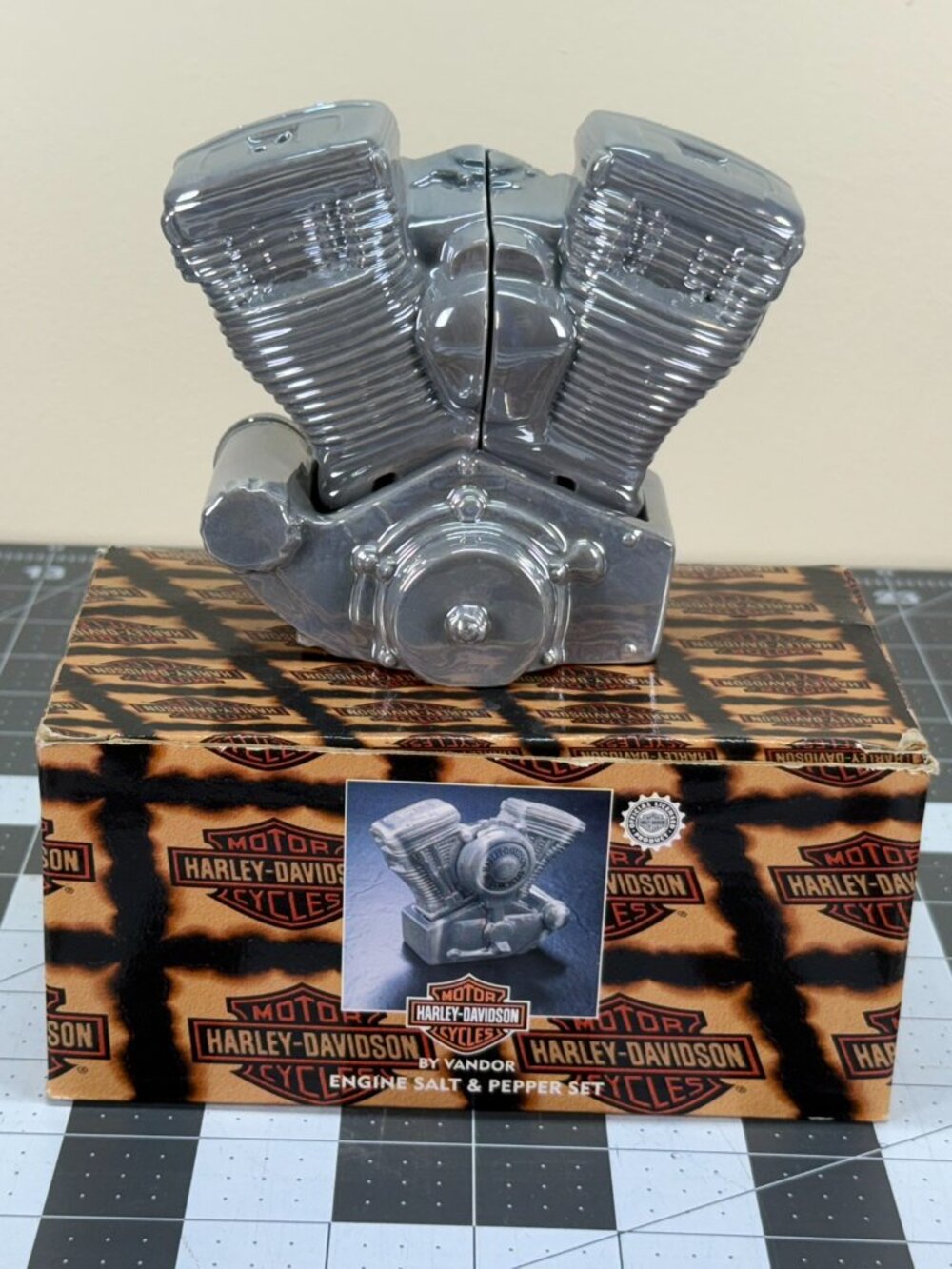 Vintage 1999 Vandor Harley Davidson Twin Cam Engine Salt Pepper Shaker Set NIB
